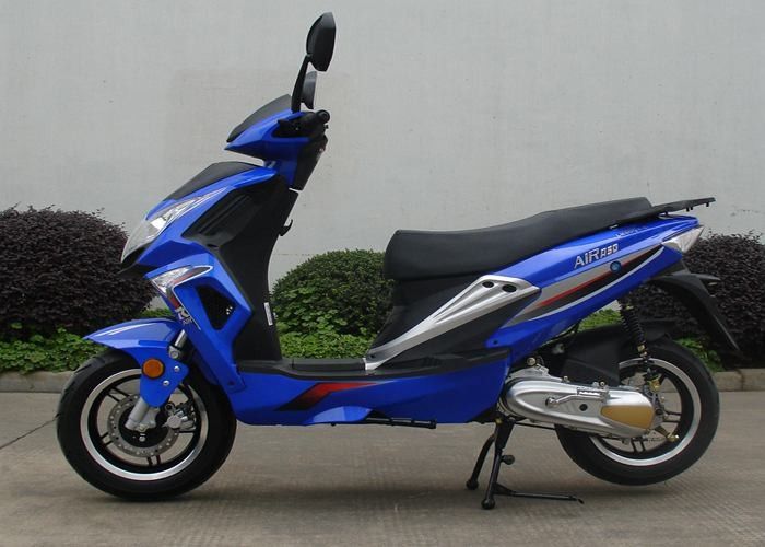 2 Zamanlı 1 Silindir Mavi Yetişkin Motorlu Scooter 150 Kg Maksimum Yük Kapasitesi 2.0 Yağ Tüketimi