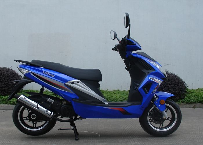 2 Zamanlı 1 Silindir Mavi Yetişkin Motorlu Scooter 150 Kg Maksimum Yük Kapasitesi 2.0 Yağ Tüketimi
