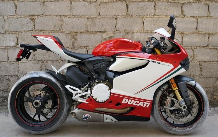 Dört zamanlı 1199cc yüksek güçlü motosikletler 90 ° “L” çift silindirli Ducati stili