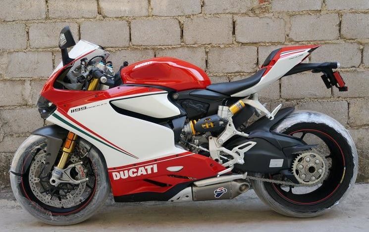 Dört zamanlı 1199cc yüksek güçlü motosikletler 90 ° “L” çift silindirli Ducati stili