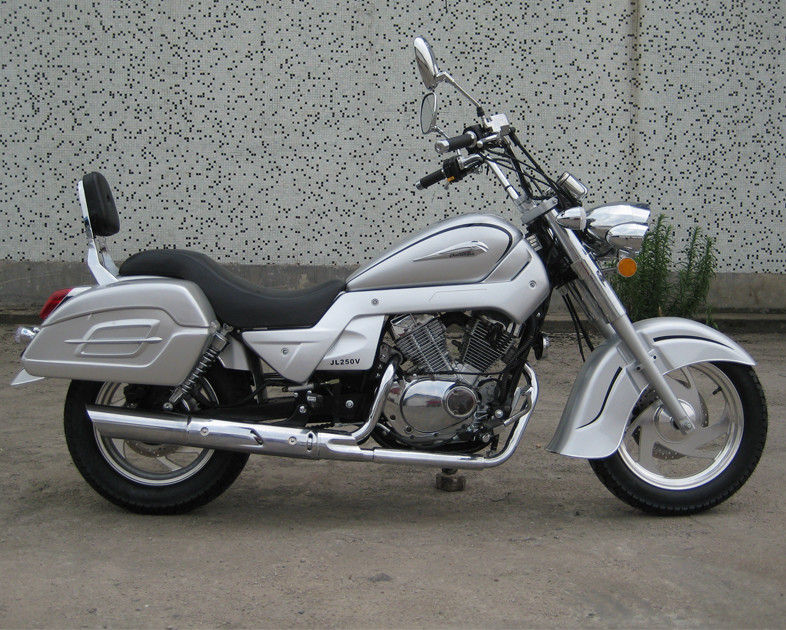 150CC / 250CC Yüksek Güçlü Motosikletler V Silindirli Zorlamalı Hava Soğutma Manuel Debriyaj