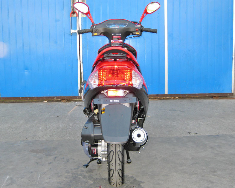Hava Soğutmalı CDI Ateşleme Yetişkin Motorlu Scooter 50CC Scooter 65 - 70km / H El Freni Çalışması