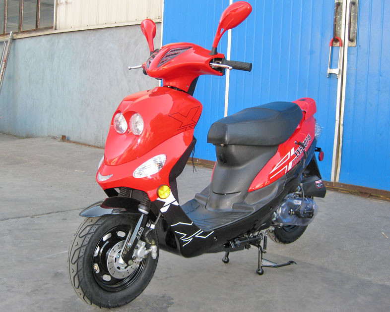 Hava Soğutmalı CDI Ateşleme Yetişkin Motorlu Scooter 50CC Scooter 65 - 70km / H El Freni Çalışması